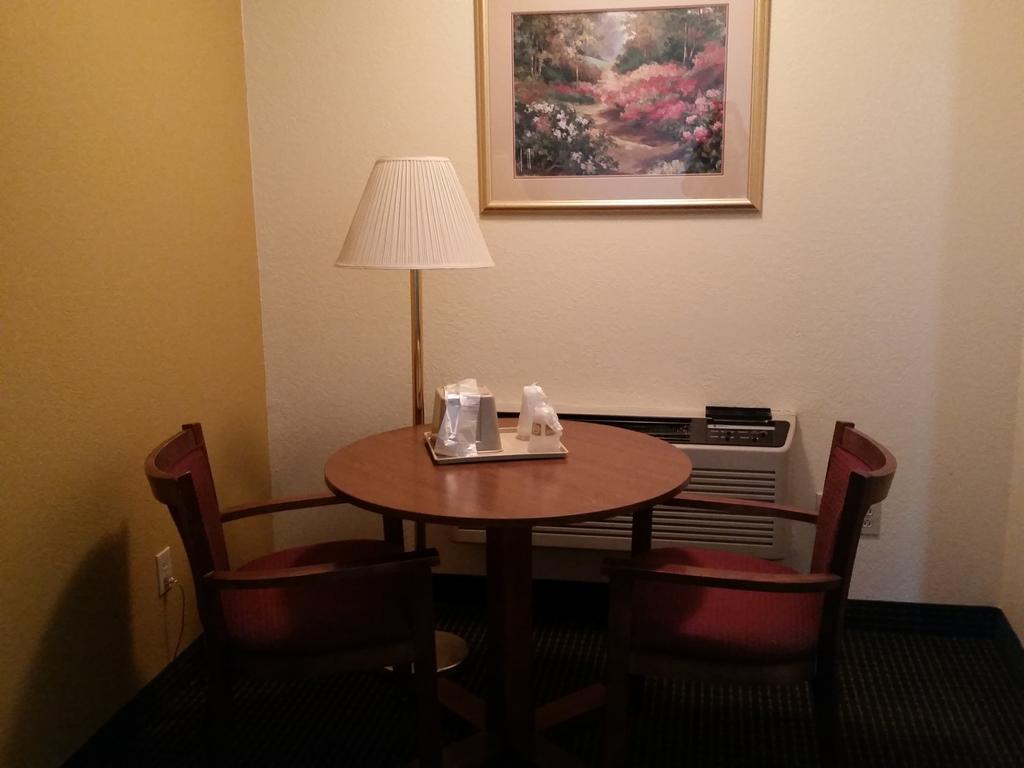 Budget Host Inn Sandusky Room photo